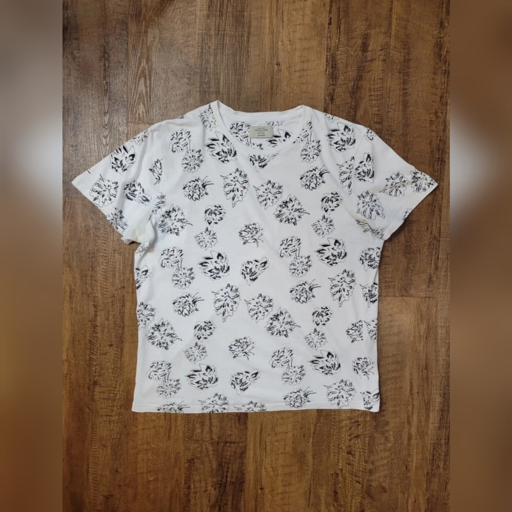 FREE W BUNDLE Jack & Jones Originals floral t-shirt